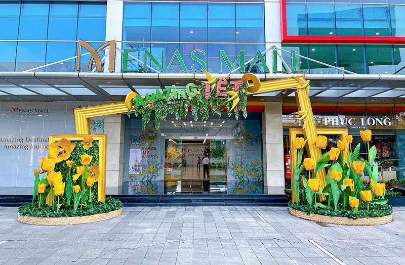 Cổng vào Menas Mall với hai phiên bản truyền thống & hiện đại cùng những bông hoa tulip khổng lồ. Ảnh: Phú Long.
