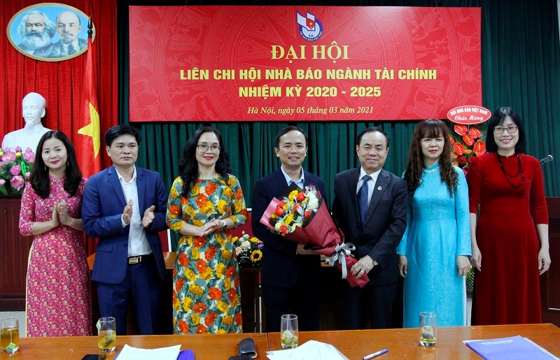 Ông Trần Bá Dung - Trưởng ban Ban Nghiệp vụ Hội Nhà báo Việt Nam tặng hoa chúc mừng Ban Chấp hành Liên chi hội Nhà báo ngành Tài chính nhiệm kỳ 2020-2025. 