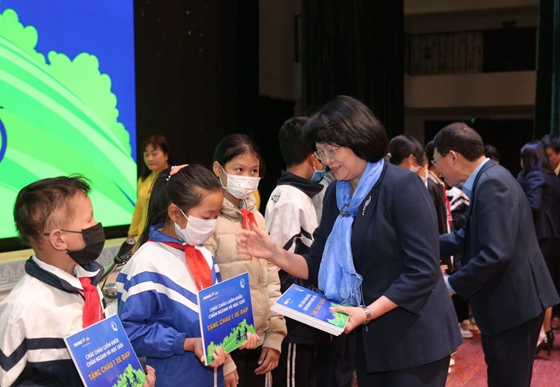 Phó Chủ tịch nước Đặng Thị Ngọc Thịnh trao quà tặng cho các em học sinh hiếu học có hoàn cảnh khó khăn.