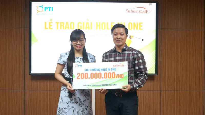 Đại diện PTI trao giải thưởng Hole in one cho golfer Nguyễn Hải Linh trị giá 200 triệu đồng.