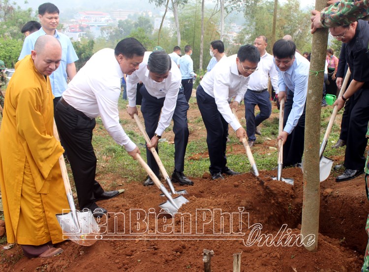 Bộ trưởng Đinh Tiến Dũng cùng lãnh đạo tỉnh Điện Biên và các đại biểu trồng cây hoa Ban tại đồi D. Ảnh: Báo Điện Biên