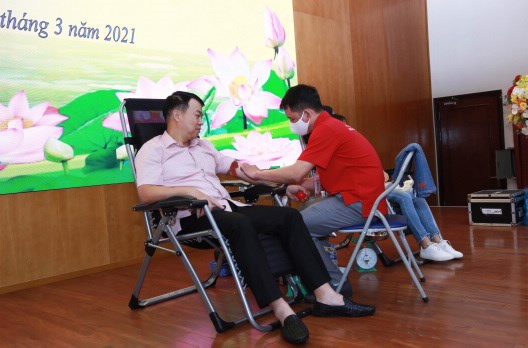 Tổng Giám đốc KBNN, Nguyễn Đức chi hưởng ứng chương trình hiến máu nhân đạo cứu người.