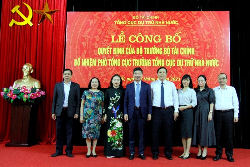 Thứ trưởng Tạ Anh Tuấn và lãnh đạo các đơn vị chúc mừng bà Nguyễn Thị Phố Giang được bổ nhiệm làm Phó Tổng cục trưởng Tổng cục DTNN.