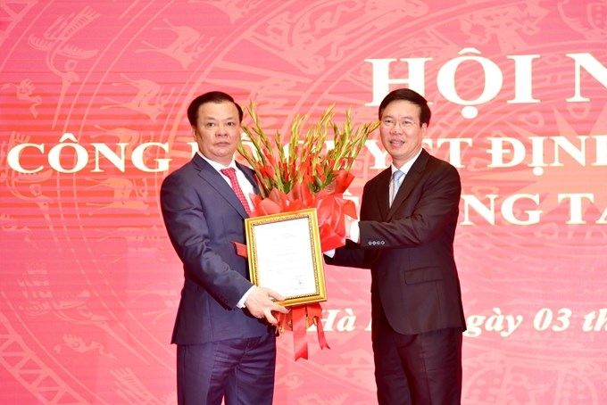 Thường trực Ban Bí thư Võ Văn Thưởng trao quyết định, tặng hoa chúc mừng Bí thư Thành ủy Hà Nội Đinh Tiến Dũng.