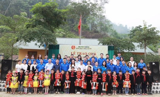 Đoàn viên thanh niên KBNN chụp ảnh lưu niệm với các cháu học sinh Trường Tiểu học Phúc Yên.
