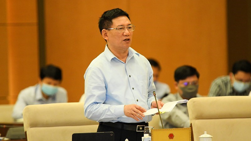Bộ trưởng Bộ Tài chính Hồ Đức Phớc trình bày báo cáo tại phiên họp. Nguồn: quochoi.vn