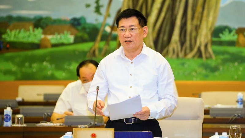 Bộ trưởng Bộ Tài chính Hồ Đức Phớc trình bày Tờ trình của Chính phủ tại Phiên họp. Ảnh: quochoi.vn