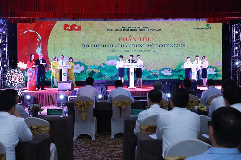 CBNV, người lao động Vietcombank tham gia Hội thi “Tư tưởng Bác soi đường chúng con đi” do Đảng bộ Vietcombank TSC tổ chức.